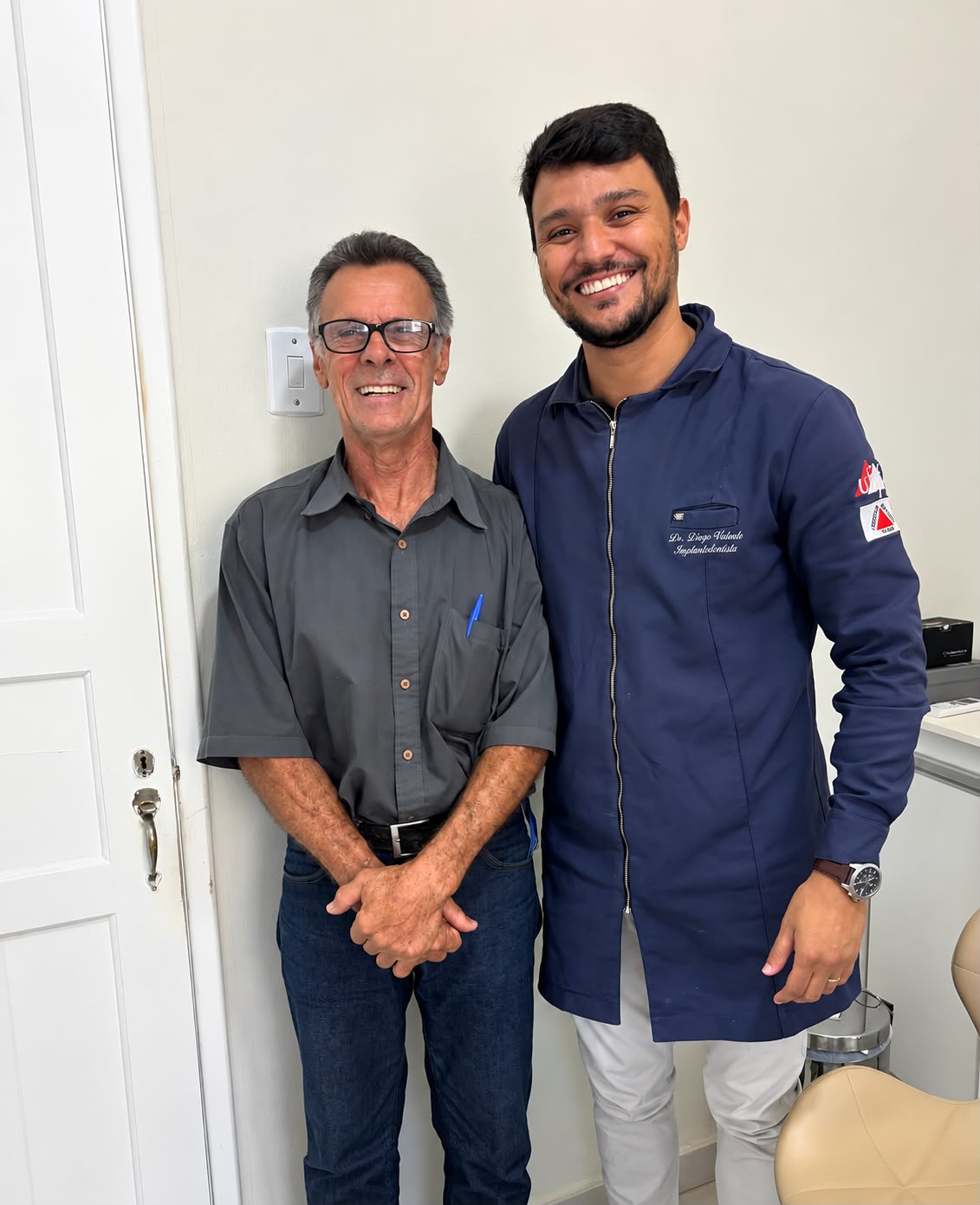 Dr. Diego Valente ao lado de paciente em registro autorizado