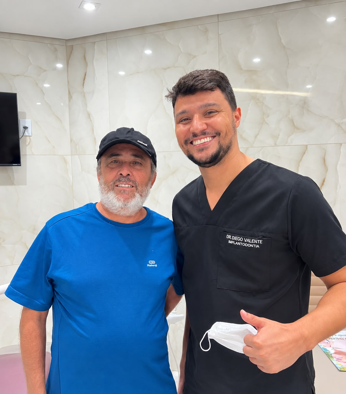 Dr. Diego Valente com paciente no consultório