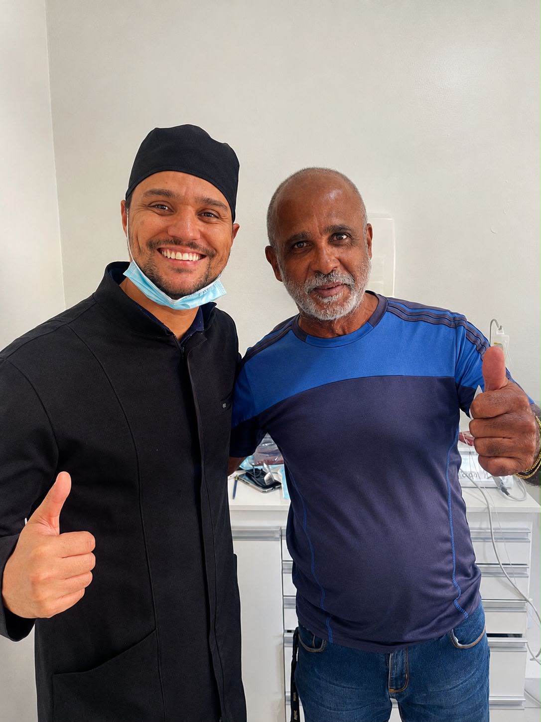 Dr. Diego Valente com paciente em acompanhamento odontológico