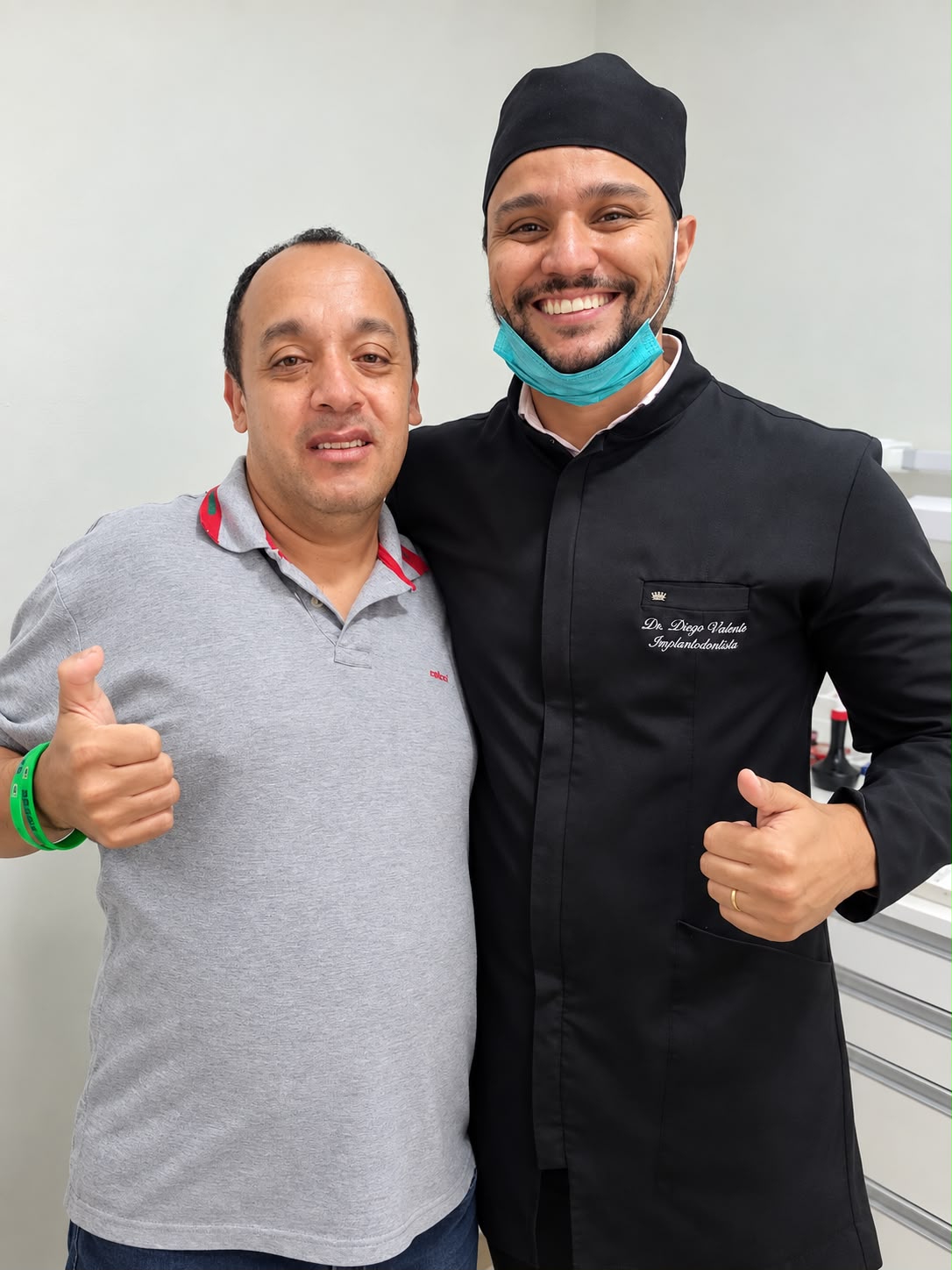 Dr. Diego Valente ao lado de paciente durante acompanhamento