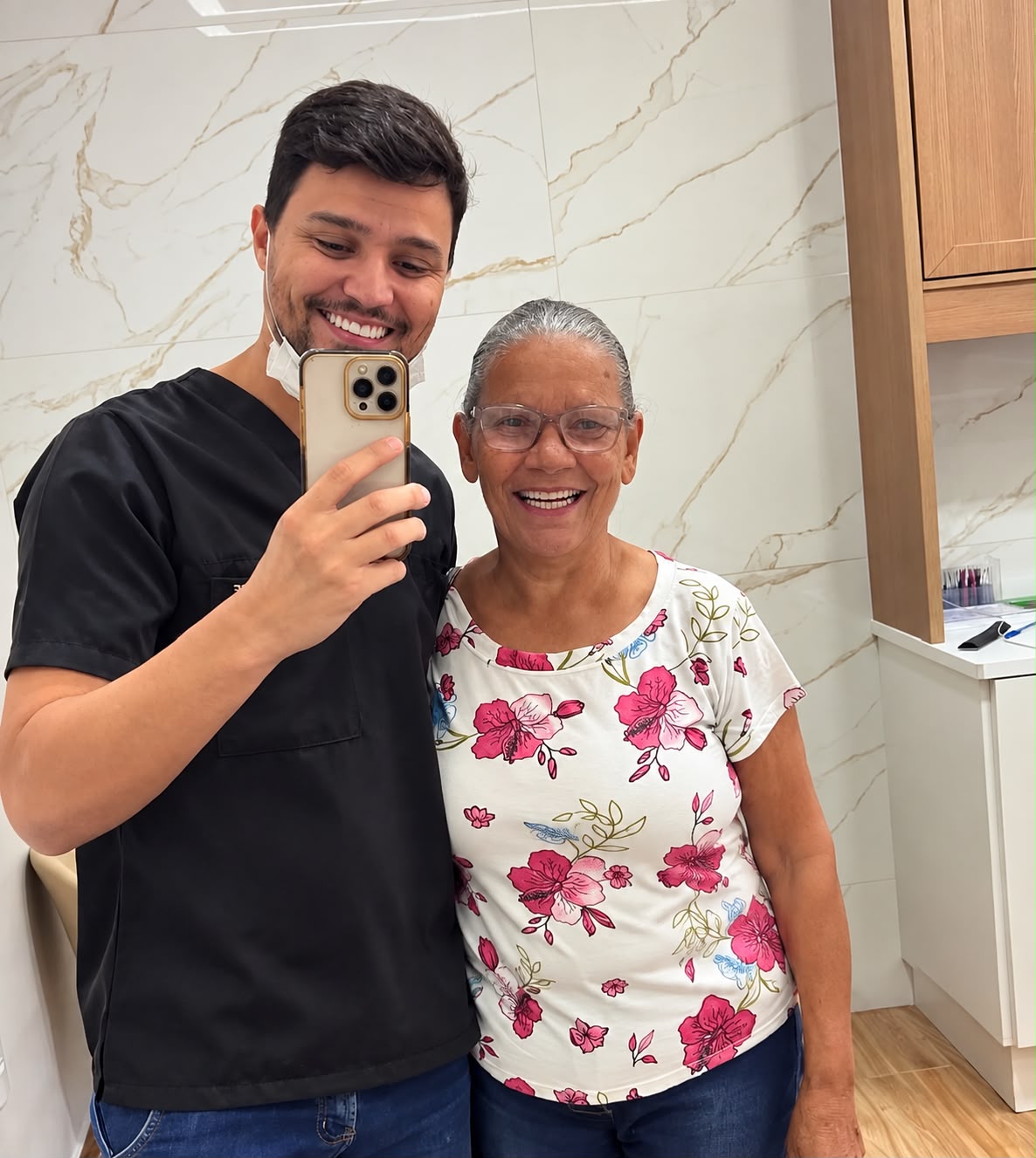 Dr. Diego Valente com paciente após acompanhamento odontológico