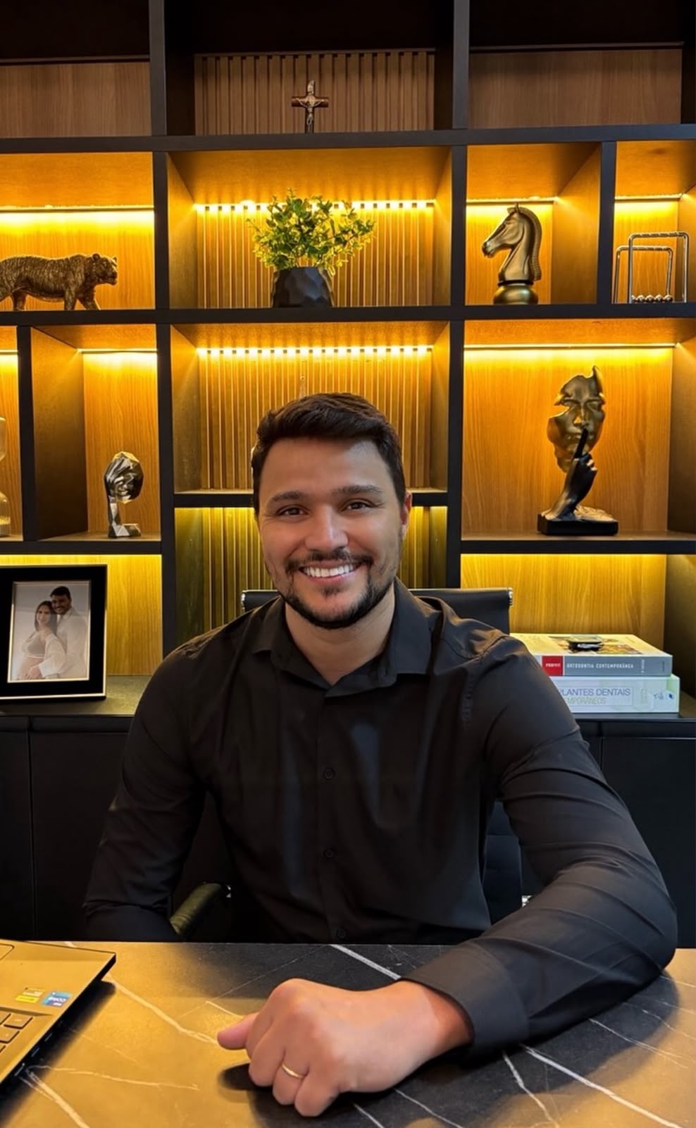 Retrato do Dr. Diego Valente, implantodontista em Barra Mansa