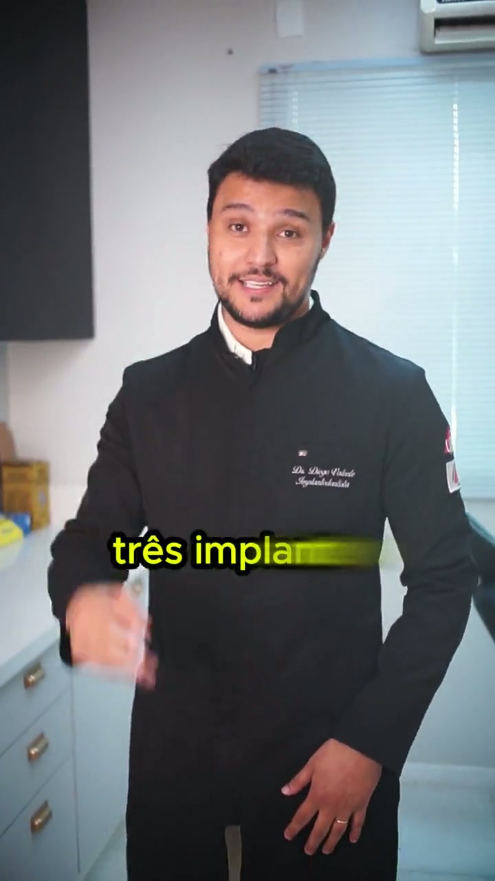 Dr. Diego Valente explicando os fatores relacionados ao valor de um implante dentário