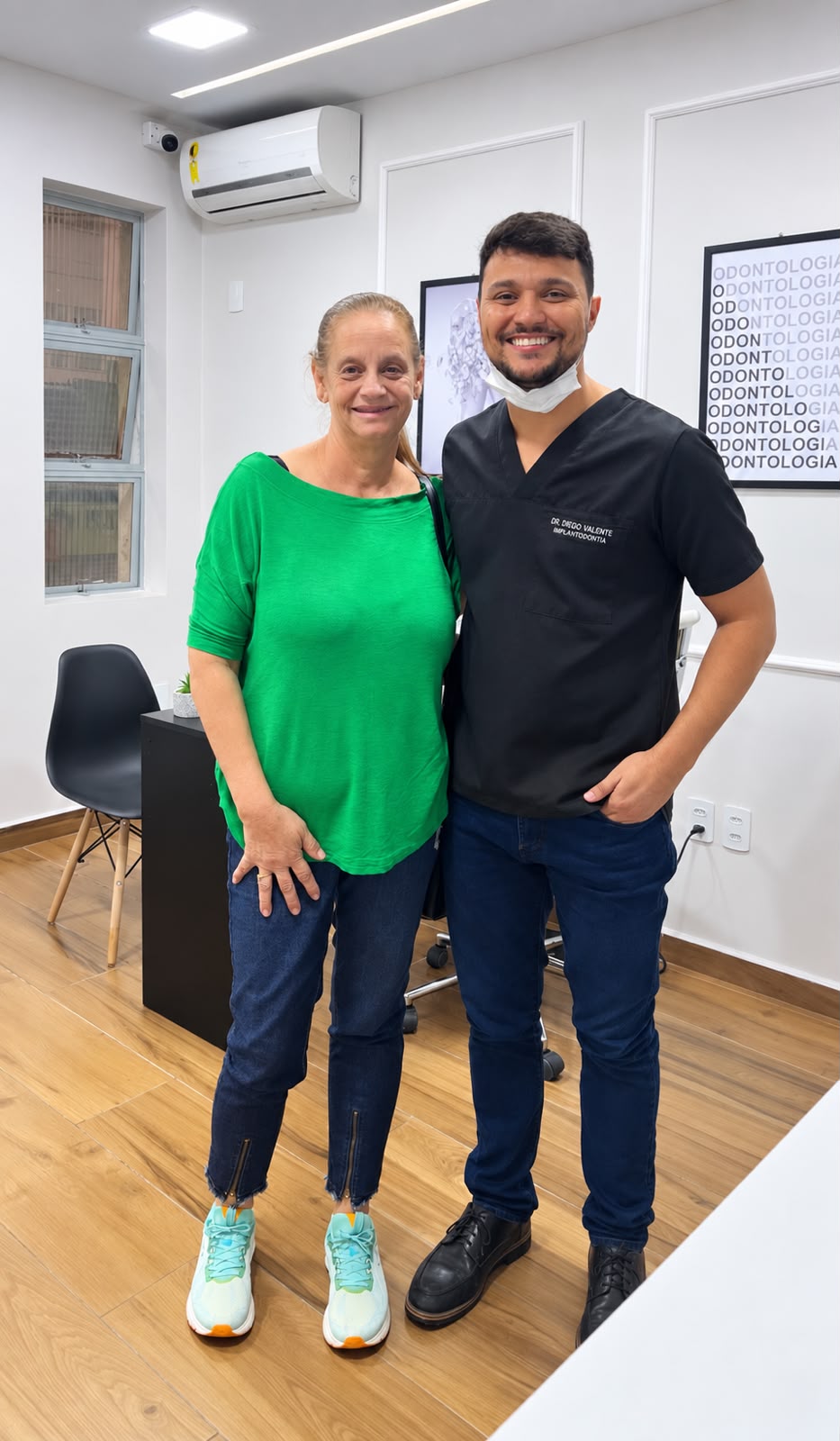 Dr. Diego Valente e paciente em foto autorizada